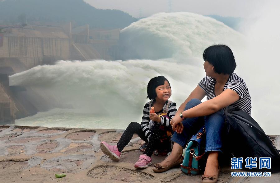 　6月22日，兩位游客在黃河小浪底景區(qū)內(nèi)歇息。