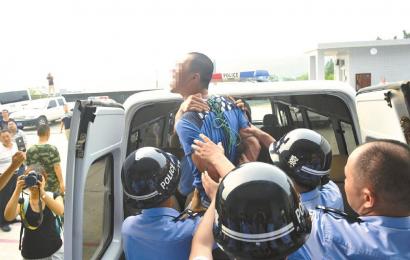 6月19日，安岳縣看守所，押赴刑場(chǎng)的一刻，劉明（化名）跳起來托付親友照顧好父母。吳小川 攝