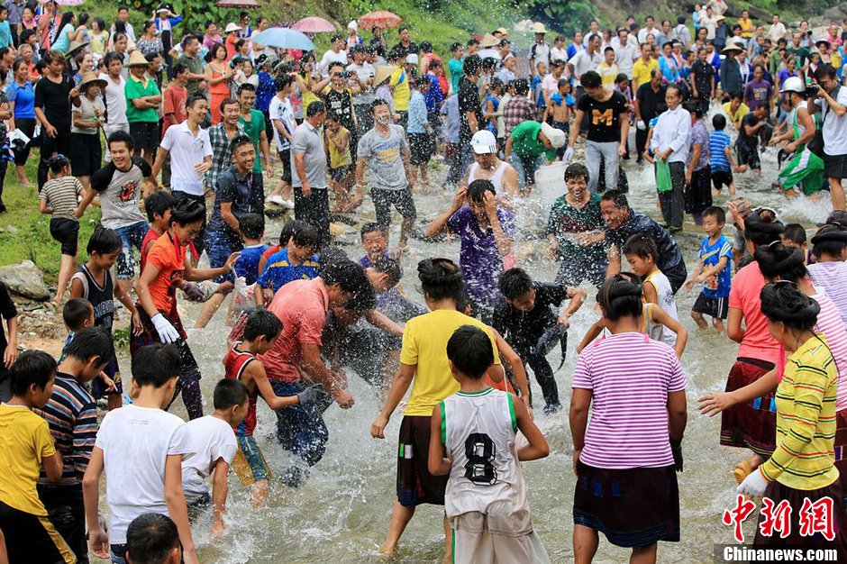 圖為7月9日，村民在小河里摸魚搶魚。譚凱興 攝