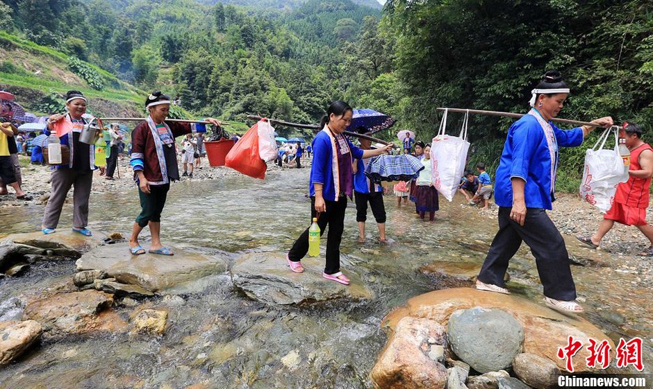 7月9日，一年一度的鬧魚節(jié)在廣西融水苗族自治縣白云鄉(xiāng)保江村舉行，附近村屯的居民前往集會地參加節(jié)日活動