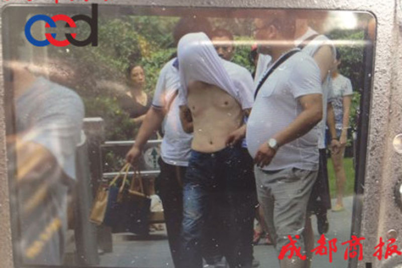 圖為事發(fā)現(xiàn)場，嫌疑人被警方控制。