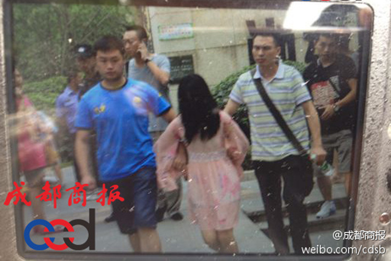圖為事發(fā)現(xiàn)場，嫌疑人被警方控制。
