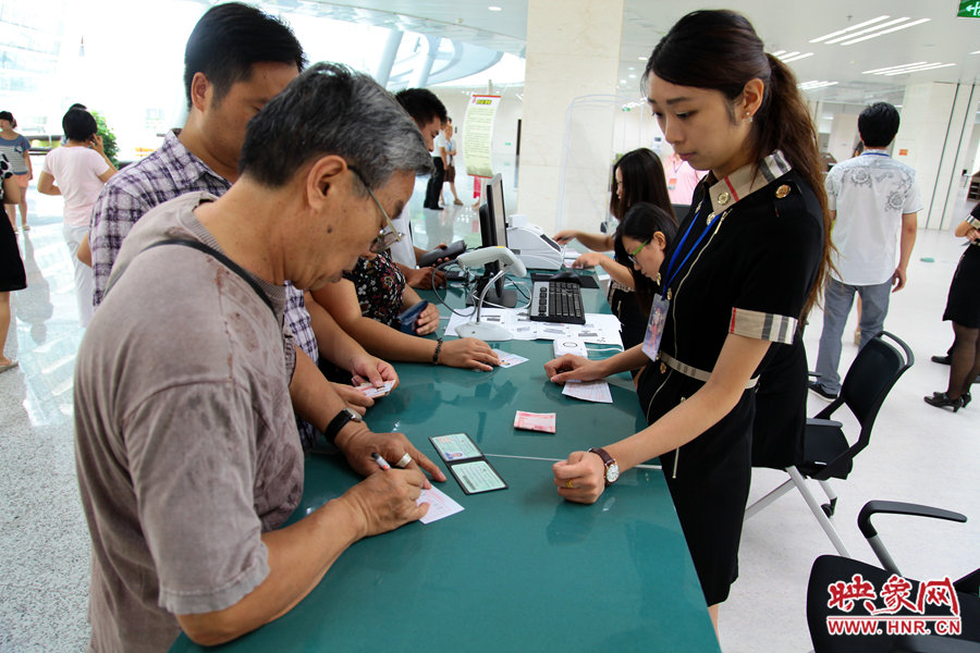 辦理借書卡很便捷，只需要身份證和一百元押金就可以。