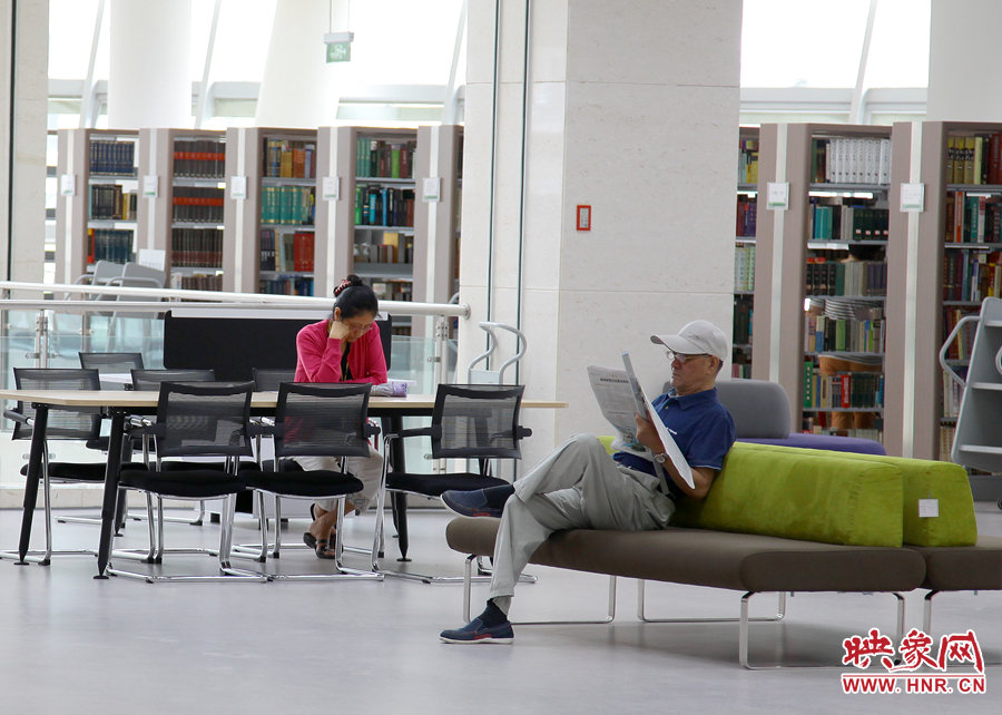閱讀區(qū)有沙發(fā)，有桌椅，讓讀者有了更多的選擇。
