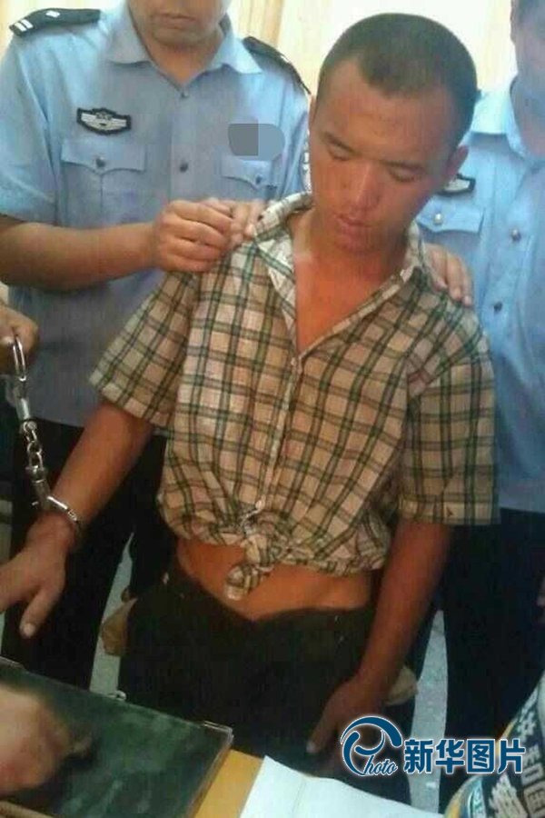 2013年8月20日午間，河南省安陽(yáng)警方將“8.19公交搶劫案”嫌犯24歲的周江波緝拿歸案。圖片來(lái)