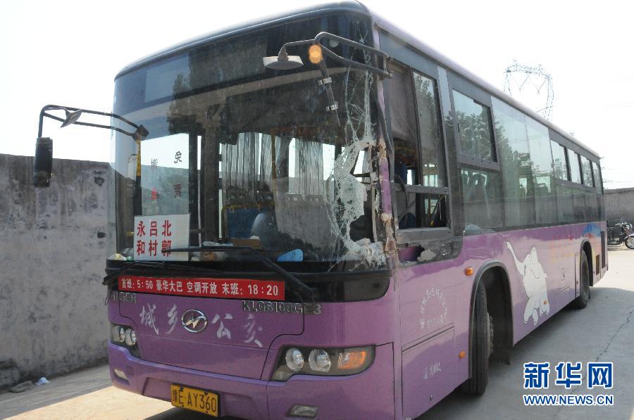 事發(fā)公交車左前方的擋風(fēng)玻璃破了一個(gè)大洞（8月20日攝）。