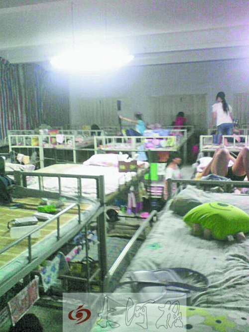 住在電教室里的女生們，擁擠不堪。