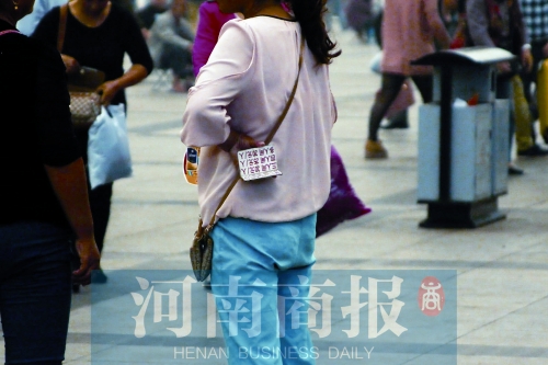 火車站廣場，一女子拿著寫有不同房型價(jià)位的卡片在拉客，不少市民抱怨，受過此類“騷擾”