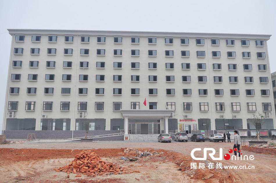 2013年10月21日，長沙云蓋村欠債千萬新建的豪華村部樓。