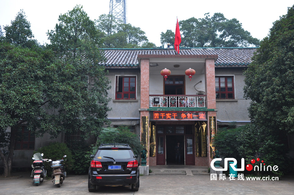 　2013年10月21日，這是蓮花鎮(zhèn)人民政府的辦公樓，和蓮花鎮(zhèn)云蓋村的辦公樓相比，寒酸不少。