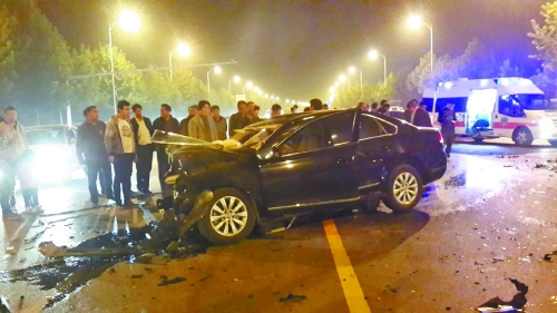 車(chē)禍發(fā)生在鄭開(kāi)大道路中央雙黃線附近,現(xiàn)場(chǎng)狀況慘烈。