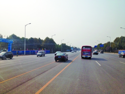 鄭開(kāi)大道上隨處可見(jiàn)車(chē)輛駛?cè)腚p黃線超車(chē),很危險(xiǎn)。