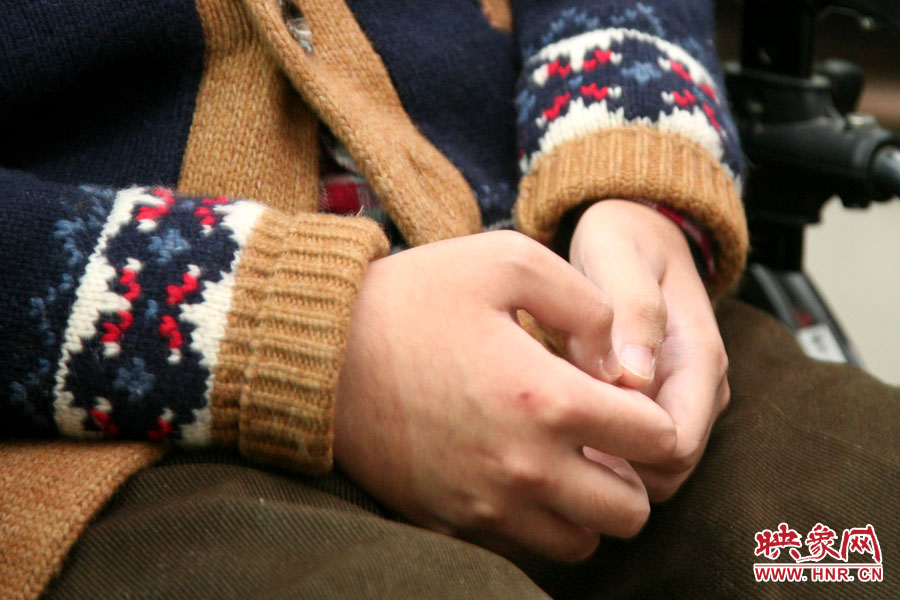 也許是對陌生人來訪的感受到了拘謹，王海龍的雙手僅僅的握著