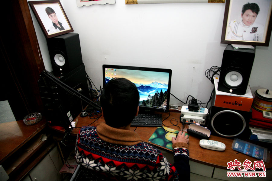 這張小小的工作臺就是海龍的一片小天地，他可以在這里練歌，也可在這里回味他的過去