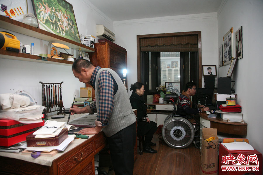 小小的書房里，爺孫三人在坐著各自的事情，姥爺在練書法，姥姥在旁專心的看著海龍，海龍在盡情的歌唱