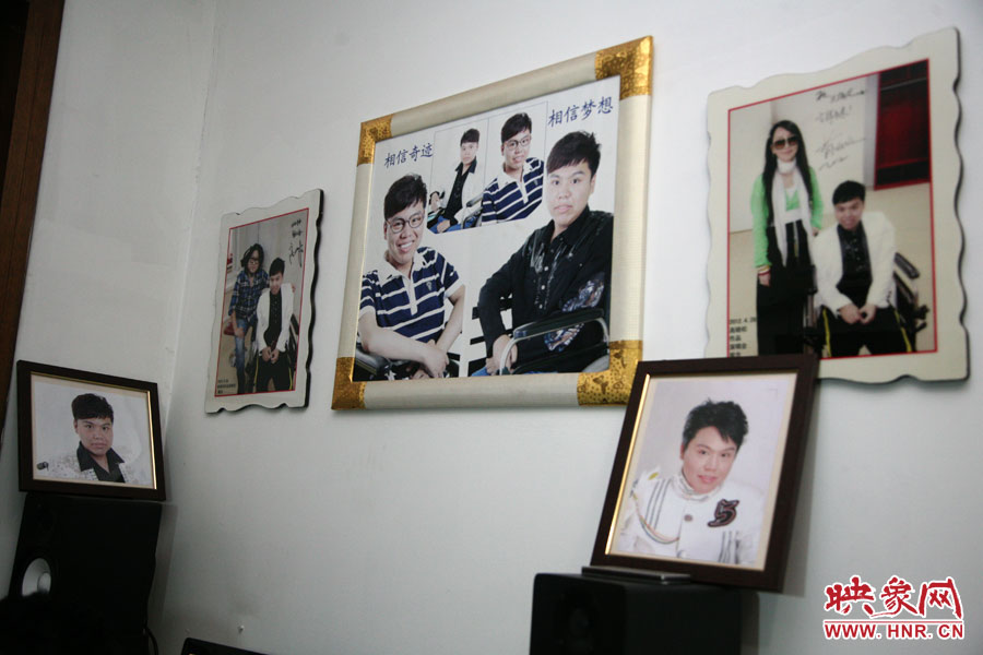 海龍的房間內(nèi)掛滿了這些年他走過的路程。