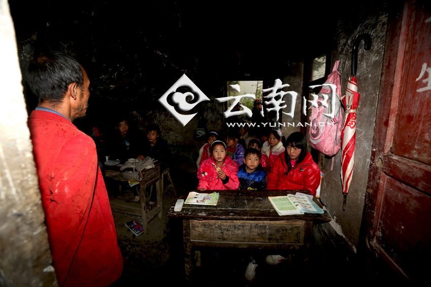小學(xué)里只有兩個(gè)班，大點(diǎn)的孩子無(wú)法升入高年級(jí)，只得從一年級(jí)再讀起，就像復(fù)讀機(jī)。