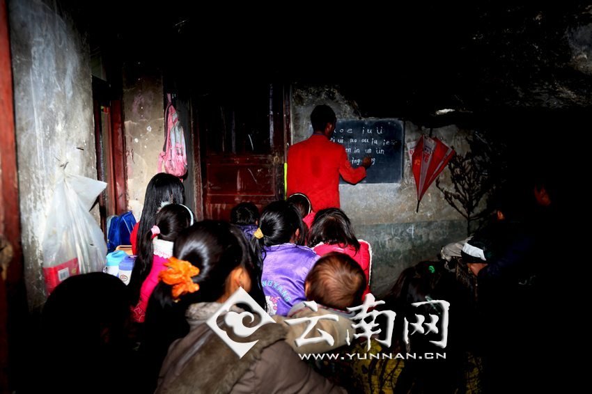 由于受到當(dāng)?shù)厝似缫?，大鍋圈的孩子們沒(méi)有外出求學(xué)的機(jī)會(huì)，只能在這樣的簡(jiǎn)易房里學(xué)習(xí)