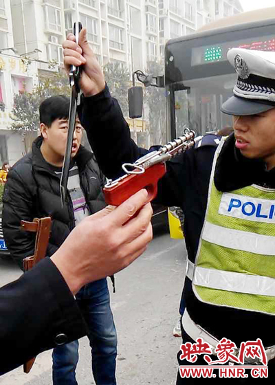據(jù)當事交警描述，男子自知車上有刀，在車輛被逼停后，車上的另一名男子試圖將刀具交給到達現(xiàn)場的同伴。