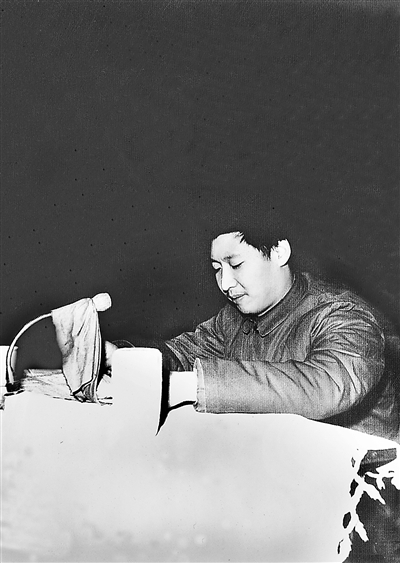1983年12月22日,時(shí)任中共正定縣委書記習(xí)近平在發(fā)展商品生產(chǎn)三級(jí)干部會(huì)上講話。