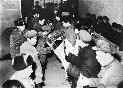 1985年4月6日,時(shí)任中共正定縣委書記習(xí)近平在全縣首季開(kāi)門紅表彰大會(huì)上頒獎(jiǎng)。