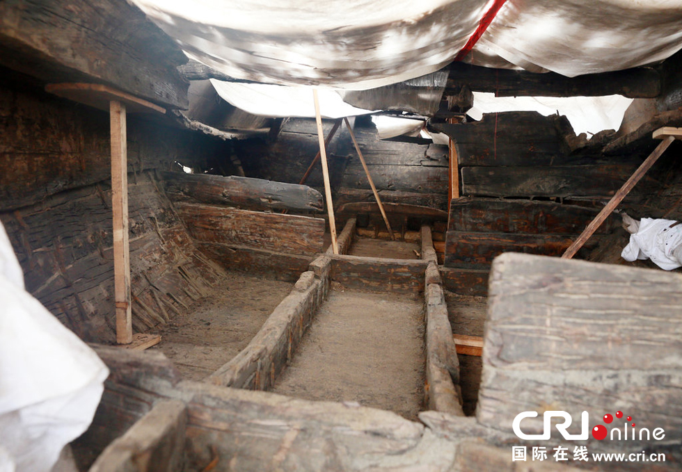 2014年1月6日，河南洛陽古沉船發(fā)掘現(xiàn)場，古沉船頭，船倉內(nèi)部。