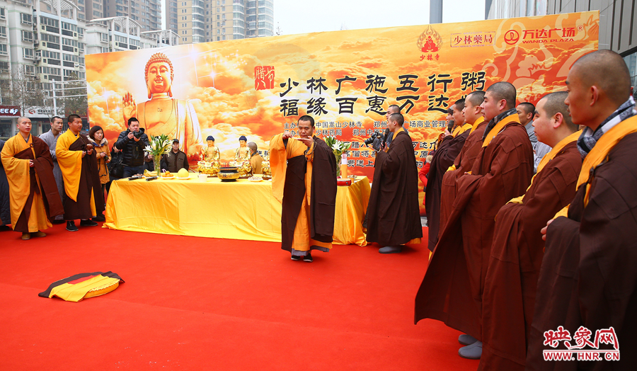1月8日上午，鄭州市中原萬達(dá)廣場上，少林寺的僧人們?yōu)榕D八節(jié)做法事施粥。