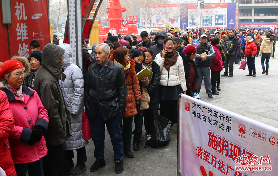 1月8日上午，少林寺布施臘八粥的現(xiàn)場市民排起了長隊，足有上千人前來領(lǐng)取五行粥