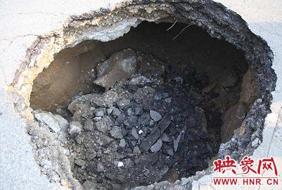坑口直徑約兩米，路面下形成中空的大坑，約有15平方米。