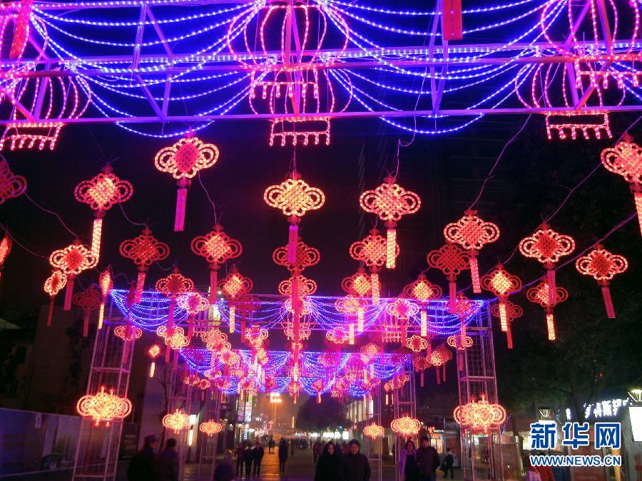 　1月30日，市民走在由中國結(jié)霓虹燈裝扮的蘇州街頭。