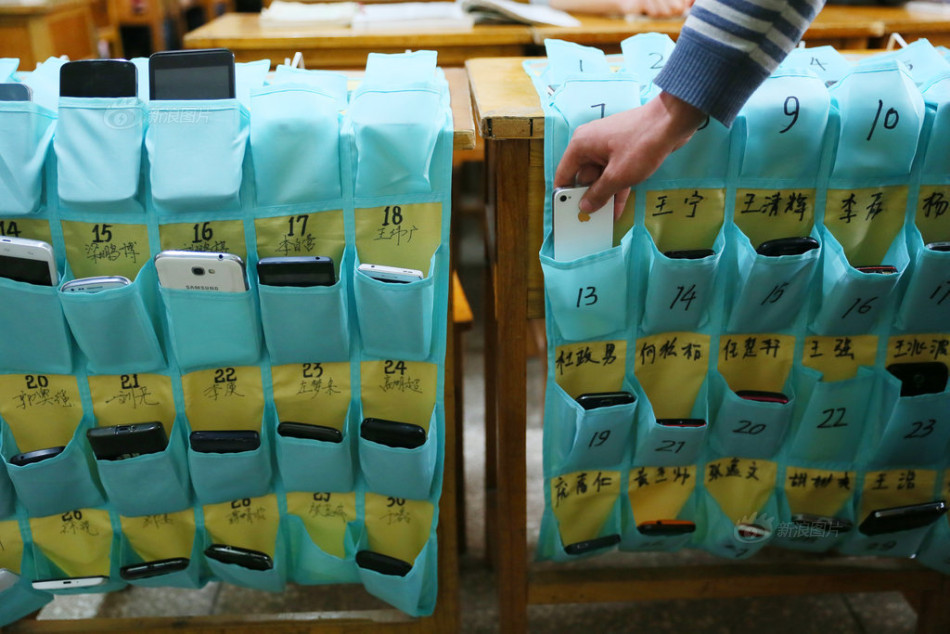 河南洛陽(yáng)一大學(xué)學(xué)生課前自覺上交手機(jī) 河南洛陽(yáng)一大學(xué)學(xué)生課前自覺上交手機(jī)