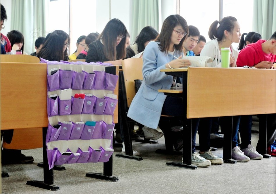 河南洛陽(yáng)一大學(xué)學(xué)生課前自覺上交手機(jī) 河南洛陽(yáng)一大學(xué)學(xué)生課前自覺上交手機(jī)