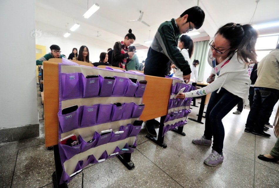 河南洛陽(yáng)一大學(xué)學(xué)生課前自覺上交手機(jī) 河南洛陽(yáng)一大學(xué)學(xué)生課前自覺上交手機(jī)