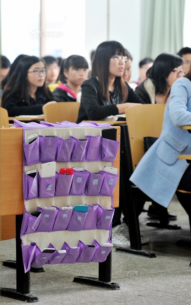 河南洛陽(yáng)一大學(xué)學(xué)生課前自覺上交手機(jī) 河南洛陽(yáng)一大學(xué)學(xué)生課前自覺上交手機(jī)