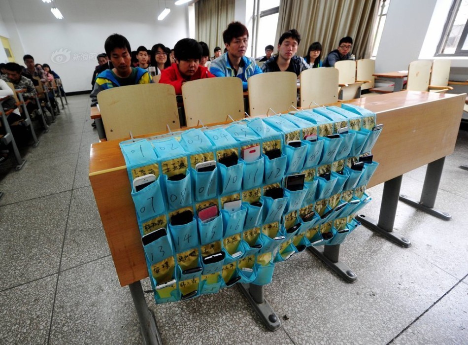 河南洛陽(yáng)一大學(xué)學(xué)生課前自覺上交手機(jī) 河南洛陽(yáng)一大學(xué)學(xué)生課前自覺上交手機(jī)