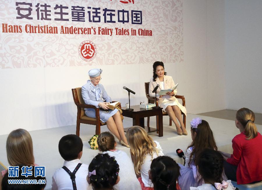 這是彭麗媛和瑪格麗特二世來到兩國孩子們當中，為孩子們朗讀安徒生童話《丑小鴨》選段。