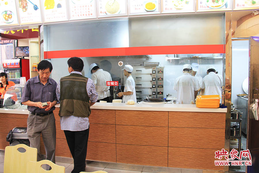 店面仍處于“試營業(yè)”狀態(tài),后廚的設備嶄新,看起來還算整潔。