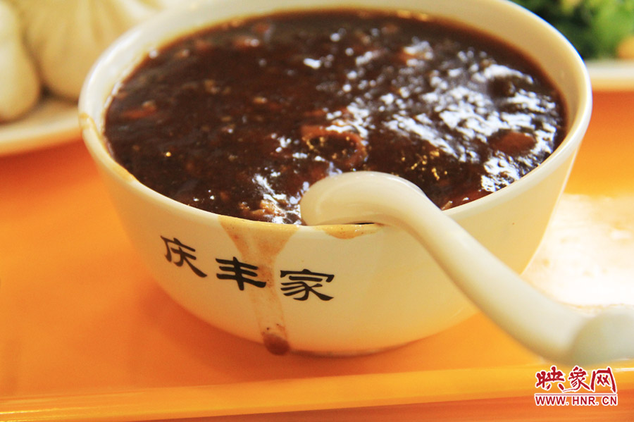 一碗炒肝,看上去也有滋有味。