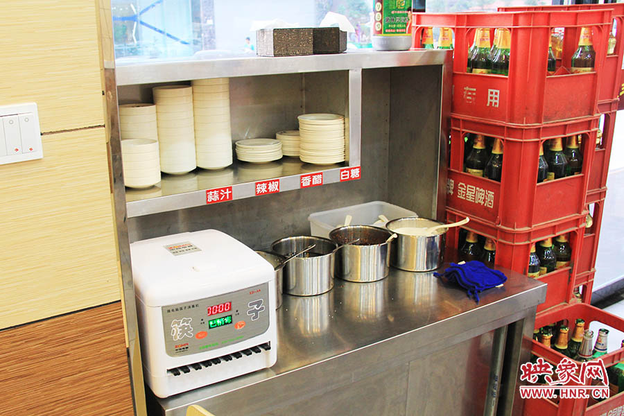 調料、小碟、餐具也都被放在另一張單獨的桌子上,需要用餐者“自助”。