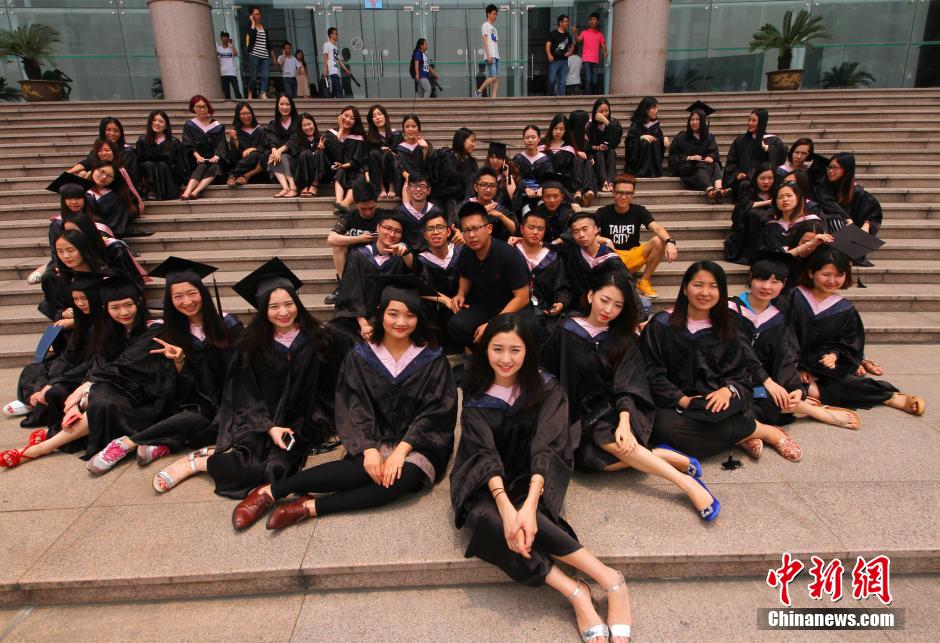 6月6日，浙江理工大學(xué)的畢業(yè)生們?cè)谛@中以賣萌、搞怪等獨(dú)具青春特色的方式告別大學(xué)生涯。中新社發(fā) 李晨
