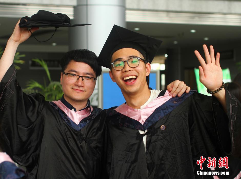 6月6日，浙江理工大學(xué)的畢業(yè)生們?cè)谛@中以賣萌、搞怪等獨(dú)具青春特色的方式告別大學(xué)生涯。中新社發(fā) 李晨