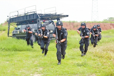 在拍攝現(xiàn)場(chǎng)，特警隊(duì)員下車后快速出擊。記者張琮攝影