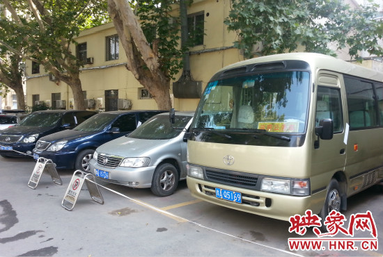 管城區(qū)委院內(nèi)已經(jīng)被封存公車在停車場(chǎng)停放。