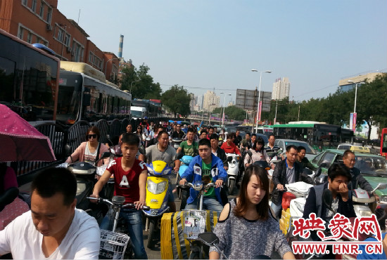 在一些易堵路段車輛仍然“寸步難行”。