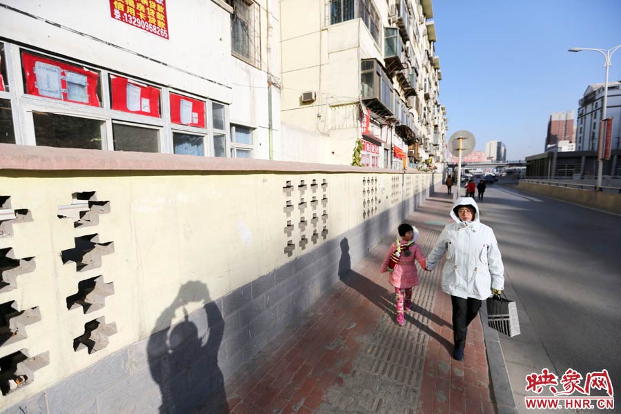 市民從墻外走過(guò)。