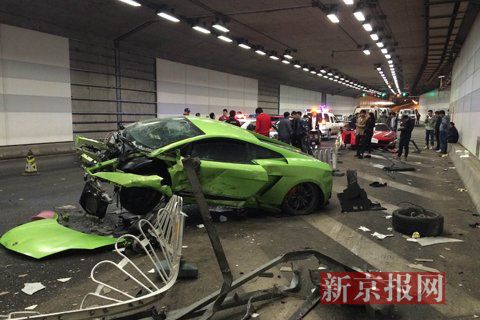 一輛蘭博基尼與一輛法拉利發(fā)生事故，現(xiàn)場狀況慘烈