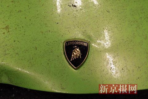 一輛蘭博基尼與一輛法拉利發(fā)生事故，現(xiàn)場狀況慘烈