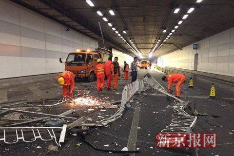 一輛蘭博基尼與一輛法拉利發(fā)生事故，現(xiàn)場狀況慘烈