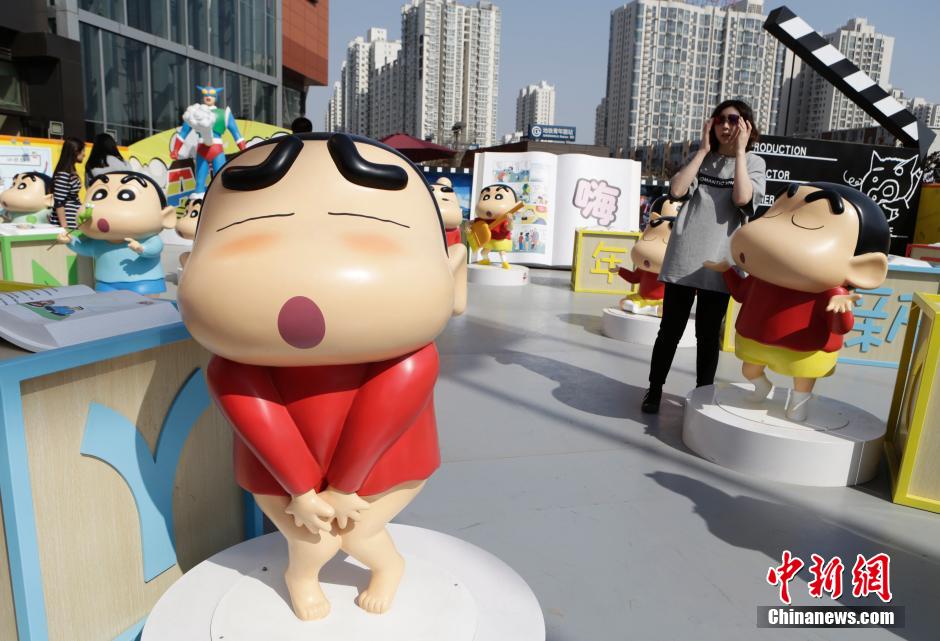 4月22日，游客參觀蠟筆小新特展?！跋灩P小新25周年紀(jì)念特展”日前在北京開展