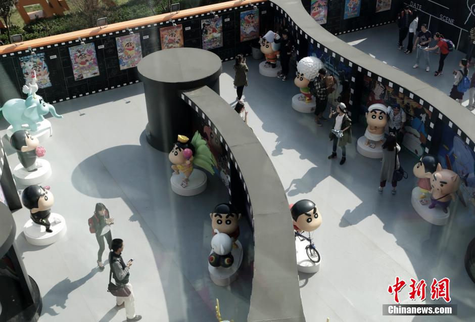 4月22日，游客與蠟筆小新合影。“蠟筆小新25周年紀(jì)念特展”日前在北京開展，吸引了不少市民游客。